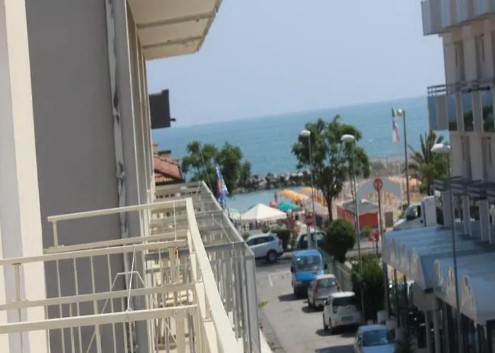 Hotel Mon Reve מלון 3*